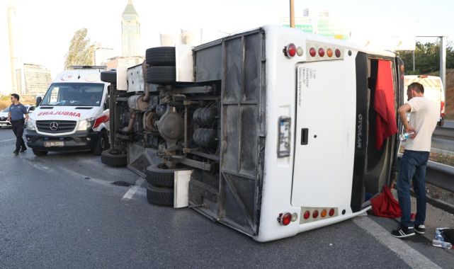 Ümraniye TEM Otoyolu'nda servis aracı devrildi: 8 yaralı