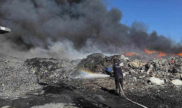 Adana'da geri dönüşüm fabrikasında yangın: Gökyüzü siyaha büründü