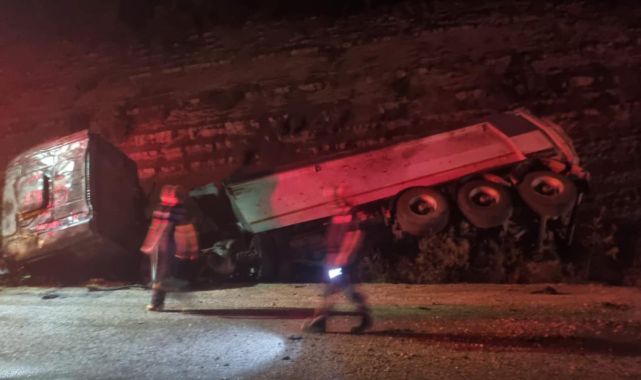 Adana'da kamyon şarampole devrildi: 1 ölü