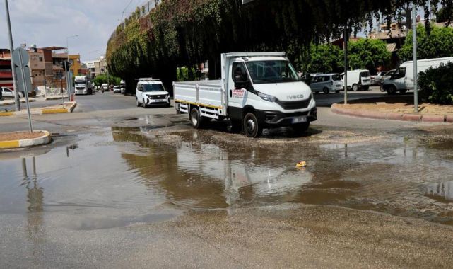Adana'da su borusu patladı, cadde göle döndü