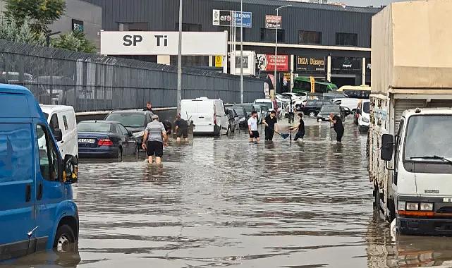 Ankara'da sağanak yağış: Yollar göle döndü