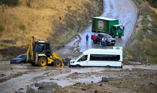 Ankara'yı sağanak vurdu: Dere taştı, araçlar mahsur kaldı