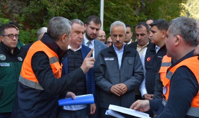 Bakanlar Uraloğlu ve Bak, selden etkilenen Artvin'de