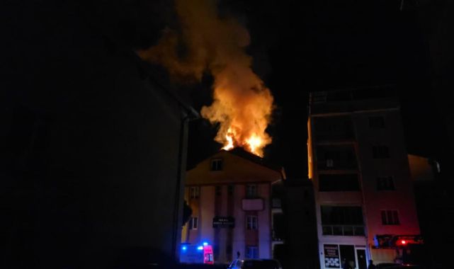 Bursa'da bir binanın çatısında çıkan yangın söndürüldü