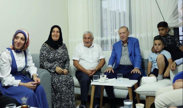 Cumhurbaşkanı Erdoğan, Malatya'da depremzede aileyi ziyaret etti