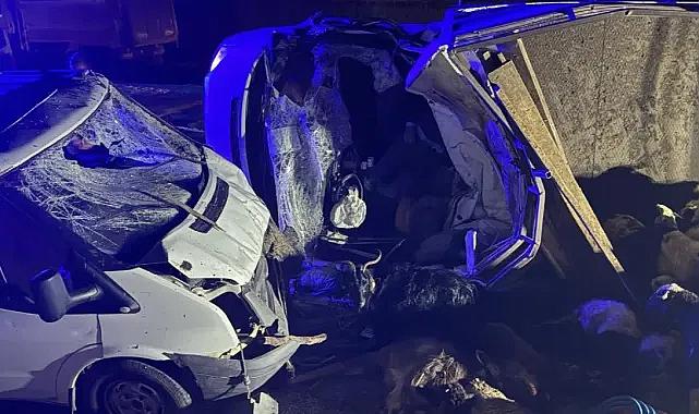 Diyarbakır'da kamyonetler çarpıştı: 2 ölü
