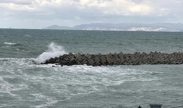 Düzce'de fırtına etkili olurken dalga boyu 5 metreyi geçti