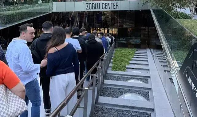 En ucuzu 80 bin TL olan iPhone 17 için Türkiye'de uzun kuyruklar oluştu