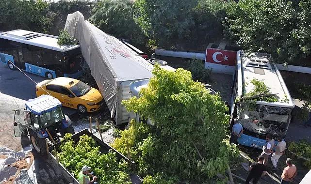 İki araç ile polis memuruna çarpan tır körpüden uçtu; 1 ölü, 2 yaralı