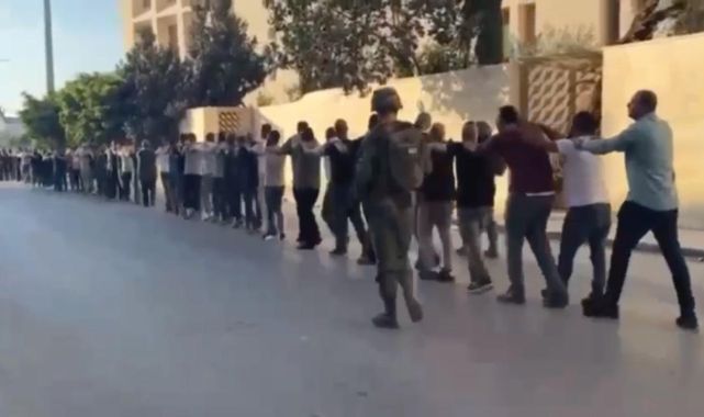 İşgalci İsrail, Batı Şeria'da yüzlerce Filistinliyi alıkoydu