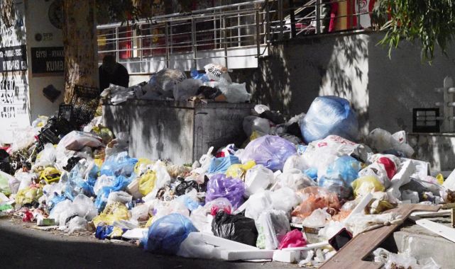 İzmir'de sokaklar yine çöp yığınlarıyla doldu