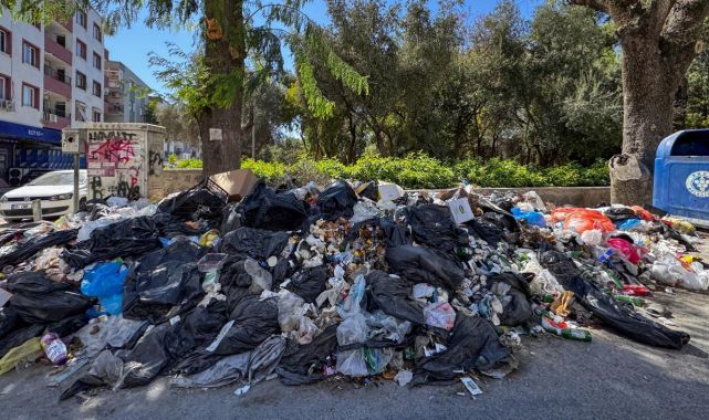 İzmir'de toplanmayan çöplere tepki
