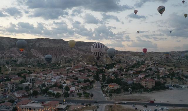 Kapadokya'da balon turlarına sağanak molası