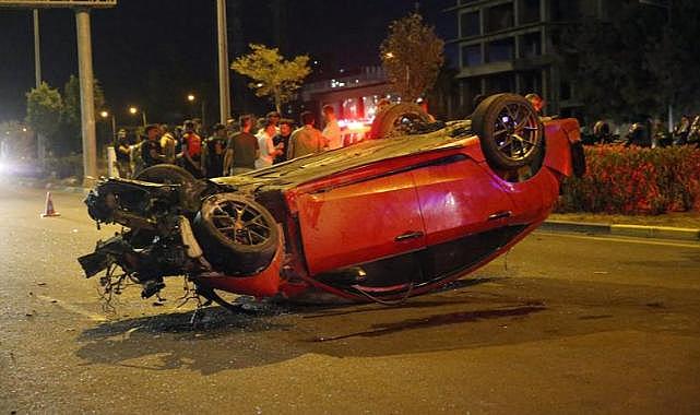 Kontrolden çıktı, kaldırımdaki yayalara çarpıp devrildi: 3 ölü, 3 yaralı