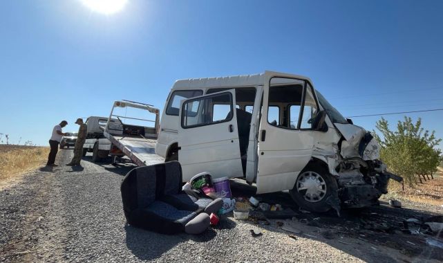 Şanlıurfa'da işçi taşıyan minibüs ile otomobil çarpıştı: 15 yaralı