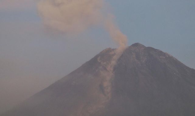 Semeru Yanardağı patladı
