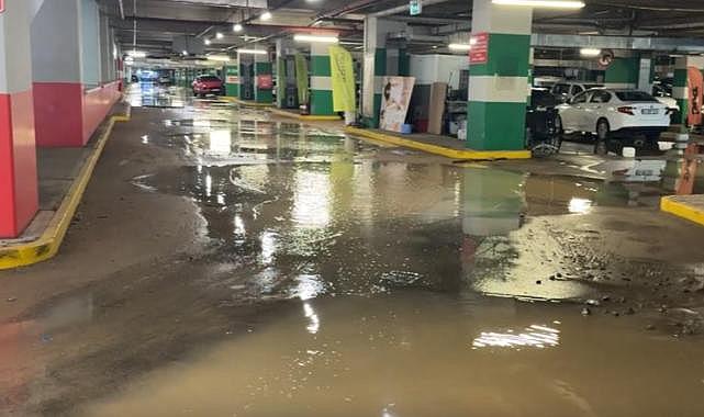 Su borusu patladı: AVM otoparkını su bastı