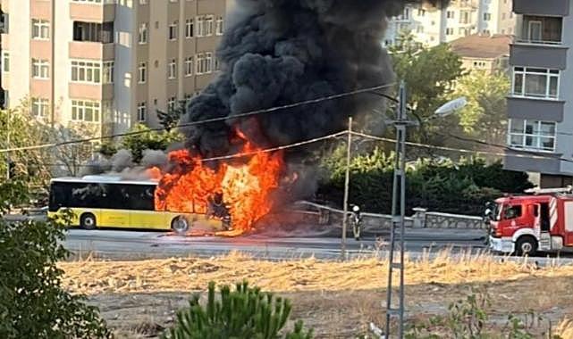 Ümraniye'de seyir halindeki İETT otobüsü yandı