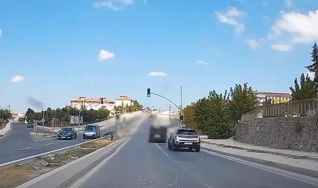Yeşil ışıkta araçtan inip arkasındaki otomobili taşladı
