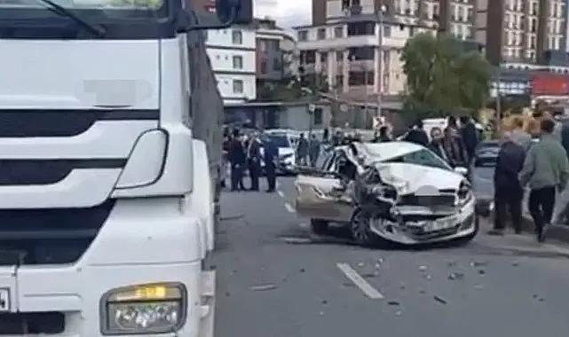 Arnavutköy'de otomobil tıra arkadan çarptı: 1 ölü