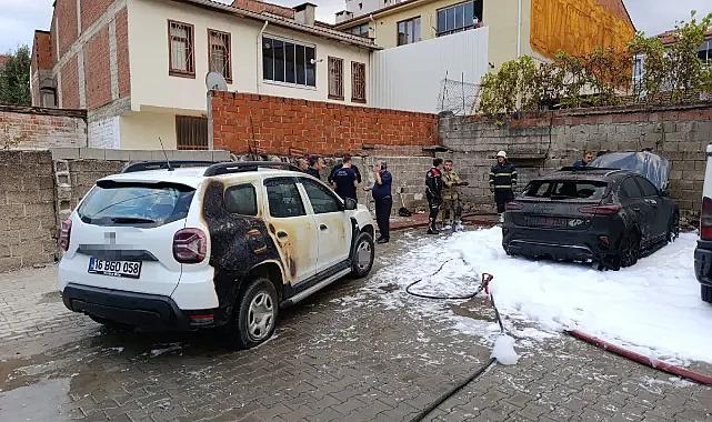 Bursa’da park halindeki otomobil alev alev yandı