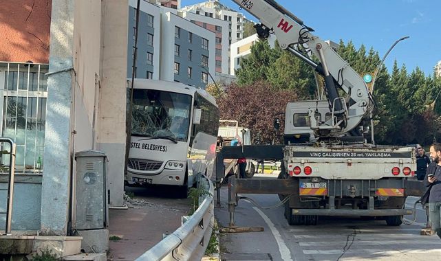 Cenazeye giden polisleri taşıyan midibüs kaza yaptı: 7 yaralı