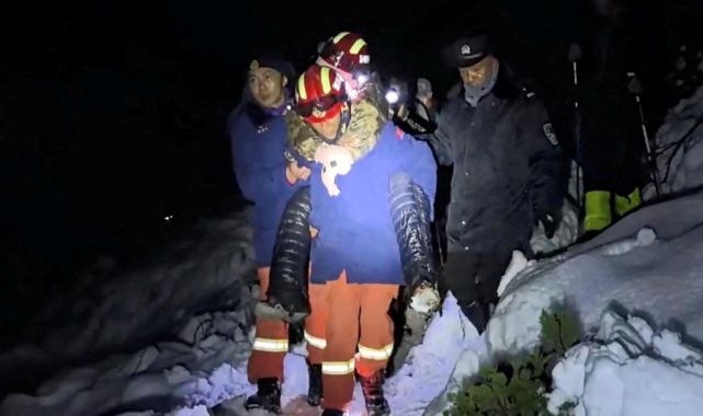 Everest'te mahsur kalan 1000'den fazla kişi kurtarıldı