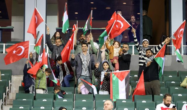 Filistinli çocuklar TürkiyeGürcistan maçı için Kocaeli'de