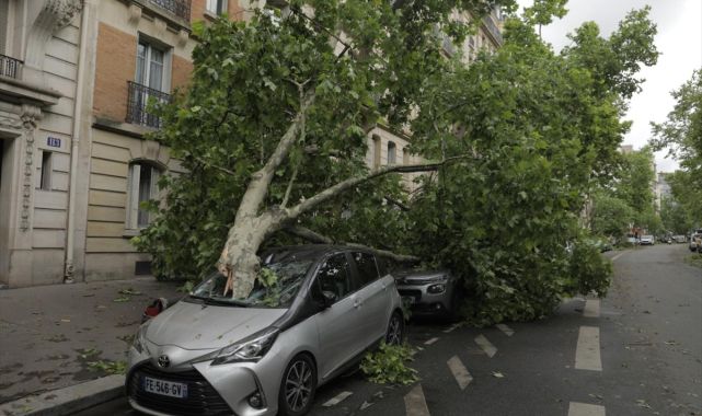 Fransa'da Benjamin Fırtınası nedeniyle başkentteki park ve bahçeler kapatıldı