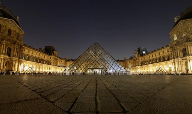 Fransa'da soygunun yaşandığı Louvre Müzesi kapılarını ziyaretçilere yeniden açtı