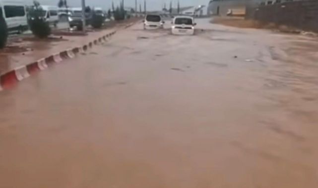 Gaziantep'te yollar göle döndü, araçlar suya gömüldü