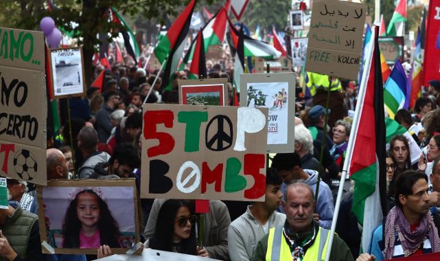 İtalyaİ srail maçı öncesi binlerce kişi İsrail'i protesto etti