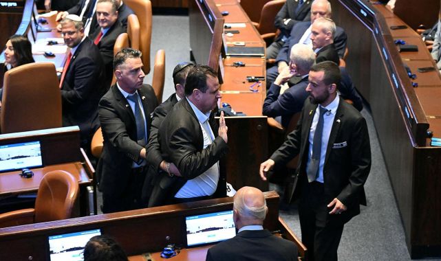 Trump'ın İsrail parlamentosundaki hitabında Filistin'in tanıyın pankartları açan milletvekilleri zorla dışarı çıkarıldı