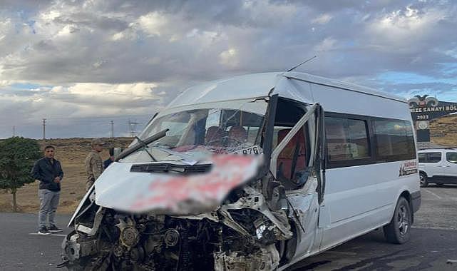 Van'da öğrenci servisi ile tır çarpıştı: 14 yaralı