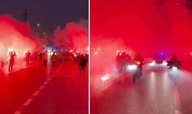 A Milli Futbol Takımı, meşaleler eşliğinde stada girdi