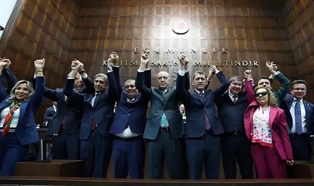 Cumhurbaşkanı Erdoğan, AK Parti'ye katılan belediye başkanlarına rozet taktı