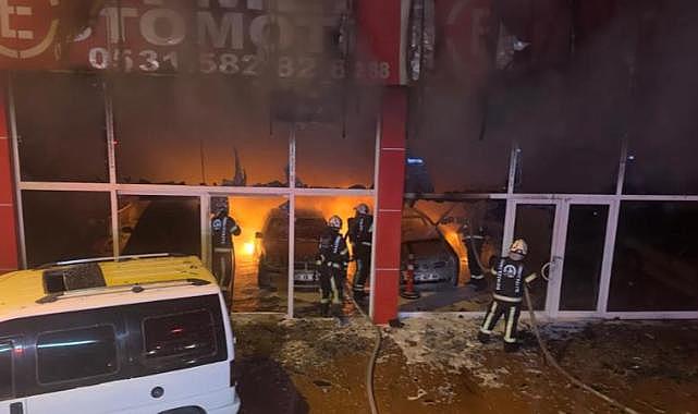 Denizli'de oto galeride çıkan yangında 5 araç küle döndü