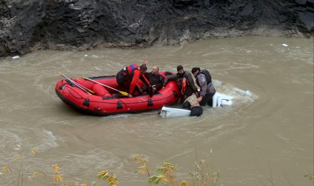 Hakkari'de pikap Zap Suyu'na düştü: 4 yaralı