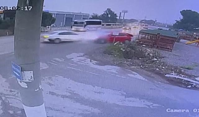 İzmir'de iki otomobil çarpıştı: 2 ölü, 4 yaralı
