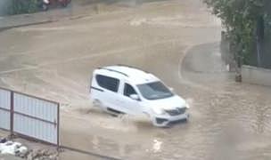 İzmir'de sağanak etkili oldu: Yolları ve evleri su bastı