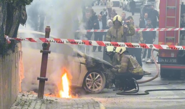 Küçükçekmece'de yer altı kablolarından çıkan yangın otomobili yaktı