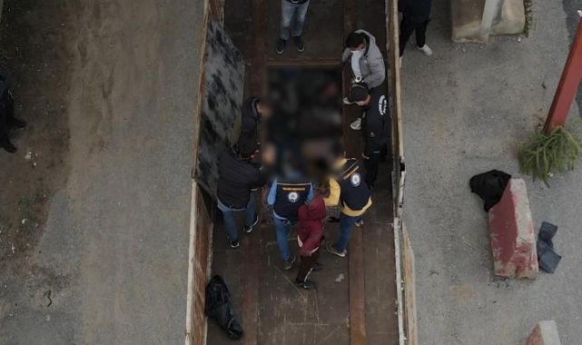 Tırın dorsesindeki gizli bölmede 20 düzensiz göçmen yakalandı