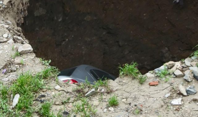 Esenyurt'ta otomobil boş arazideki göçüğe düştü