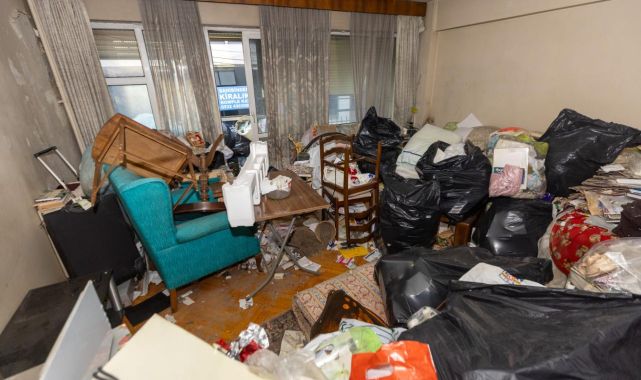 İzmir'de evden 4 kamyon çöp çıktı