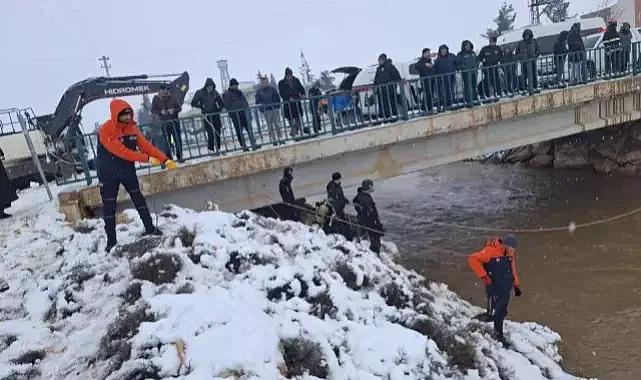 Kanala uçan otomobilden kahreden haber! 3 kişinin cesedine ulaşıldı