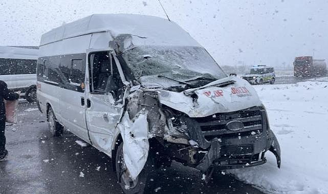 Kayseri'de işçi servisi ile tır çarpıştı: 11 yaralı