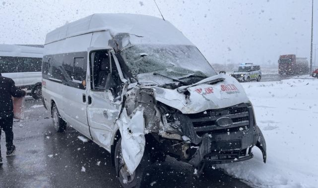 Kayseri'de işçi servisi ile tır çarpıştı: 11 yaralı