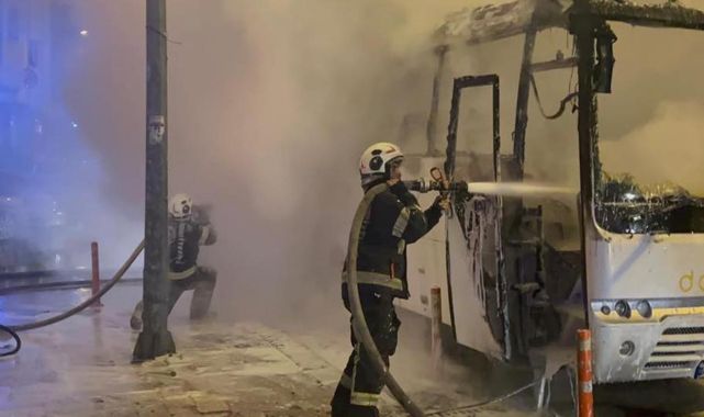 Seyir halindeyken yanan işçi servisi küle döndü