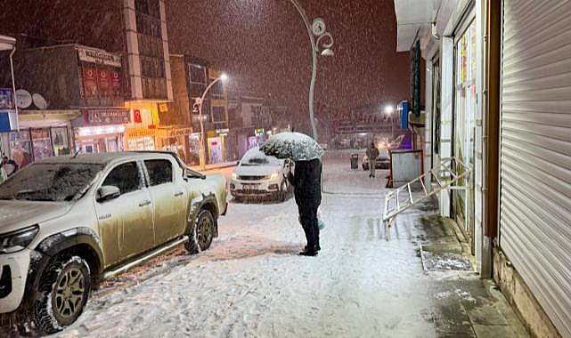 Van-Bahçesaray kara yolunda ulaşıma kar engeli