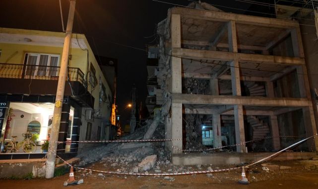 Yıkım sırasında kopan beton parçaları yandaki eve zarar verdi